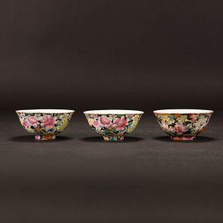 LOT OF 3, A GROUP OF FAMILLE NIORE BOWLS, QIANLONG MARK