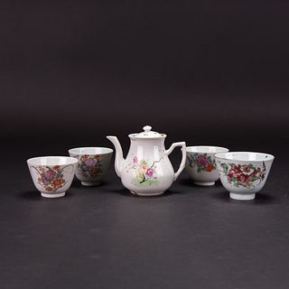 A GROUP OF 5, A FAMILLE ROSE 'TEAPOT' AND FOUR 'CUPS' 