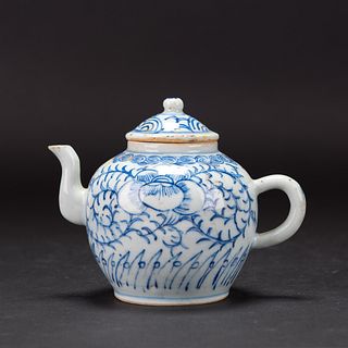 A CHINESE BLUE AND WHITE TEAPOT 