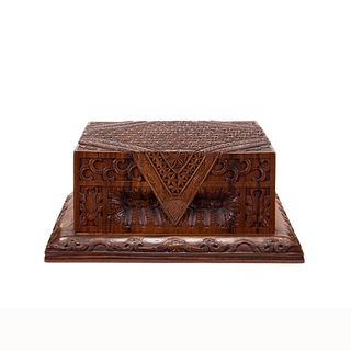 A CARVED HUANGHUALI WOOD STAND (Y) 