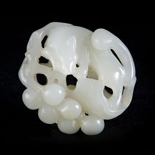 A WHITE JADE SQUIRREL AND GRAPES PENDANT
