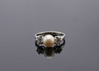 
WHITE GOLD PEARL RING