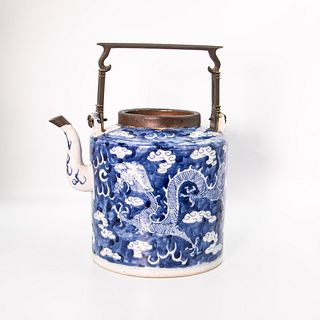 A Blue And White Porcelain Teapot | กาชากระเบื้องเคลือบน้ำเงินขาว 
