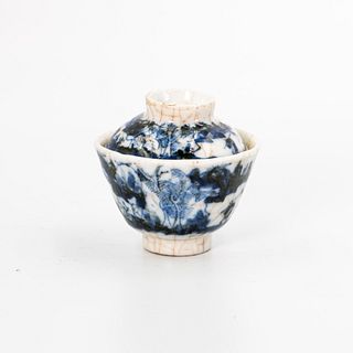 A Blue And White Porcelain Covered Cup With Crackle Design | ถ้วยกระเบื้องเคลือบน้ำเงินขาวแตกลายงาพร้อมฝา