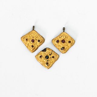 Three Gold Sheets Moulded On Metal Pendant | จี้โลหะหุ้มทองประดับพลอย
