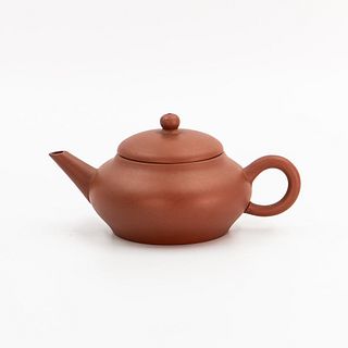 A Yixing Teapot  | ปั้นชาดินเผาหูข้าง