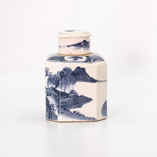 A Blue And White Porcelain Tea Caddy | ถ้ำชาแปดเหลี่ยมกระเบื้องเคลือบน้ำเงินขาว