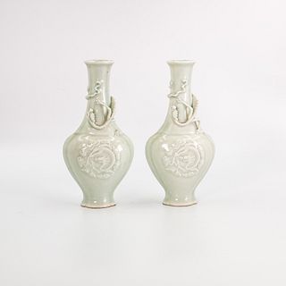 A Pair Of Chinese Porcelain Vases | แจกันกระเบื้องเคลือบเขียวขนาดเล็ก