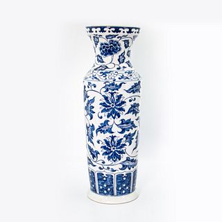 A Pair Of Blue And White Porcelain Vases | แจกันกระเบื้องเคลือบน้ำเงินขาว