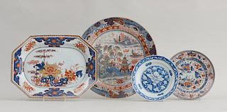 THREE CHINESE EXPORT PORCELAIN IMARI ARTICLES AND A BLUE AND WHITE PLATE