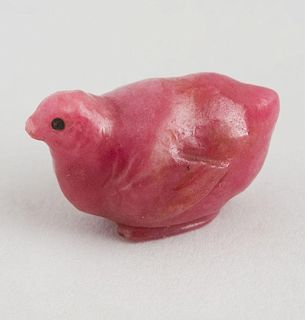 ATTRIBUTED TO FABERGÉ: RUSSIAN RHODONITE MINIATURE FIGURE OF A CHICKEN