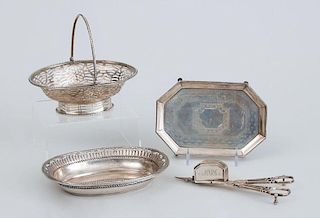 GROUP OF THREE GEORGE III SILVER SMALL ARTICLES AND A CONTINENTAL OVAL SMALL TRAY