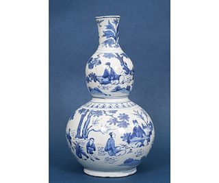 CHINESE BLUE AND WHITE GOURD VASE