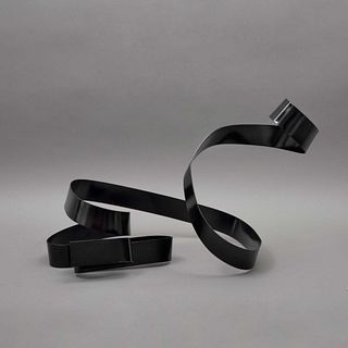 NICKYTA SHAMAY. SXX. Sin título. Escultura en acero con esmaltado acrílico negro. 40 x 60 cm.Con certificado