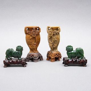 LOTE DE FIGURAS DECORATIVAS.ORIGEN ORIENTAL, SXX. Consta de: 2 jarrones en piedra jabonosa y 2 leones de jadeíta. 4 piezas