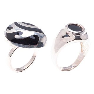 Dos anillos con ónix y con esmalte en plata .925. Tallas: 7. Peso: 13.7 g