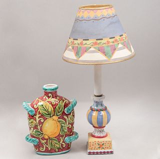 Lámpara y florero. Italia. Siglo XX. Elaborados en cerámica. Lámpara para una luz con pantalla sintética. Decorados con el...