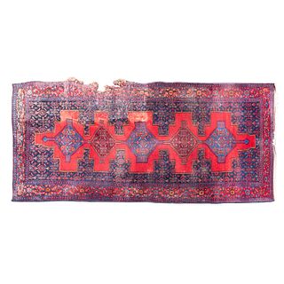 TAPETE. IRÁN, SXX. Elaborado en fibras de lana. Decoración con motivos geométricos en colores rojo y azul.  317 x149 cm