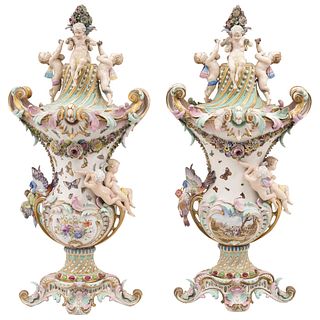 PAR DE JARRONES EUROPA, SIGLO XIX Elaborados en porcelana entintada a mano y decorada con Anteros. 130 cm de alto