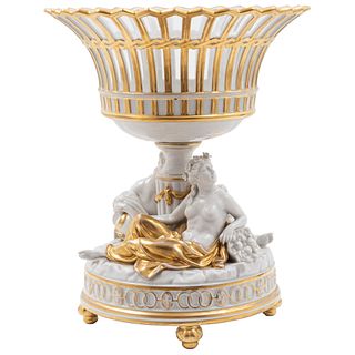 CENTRO DE MESA   ITALIA, SIGLO XX En porcelana CAPODIMONTE   Canastilla calada y detallada al oro. 37 cm de alto