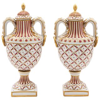 PAR DE TIBORES FRANCIA, SIGLO XX En porcelana: PORCELAINE DE PARIS Sellados Decorados con motivos geométricos. 40 cm de alto