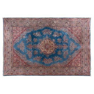 TAPETE ORIGEN ORIENTAL, SIGLO XX  Elaborado a mano en fibras de lana y algodón en tonos rojo, azul y beige. 493 x 330 cm