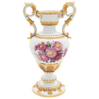JARRÓN ALEMANIA, SIGLO XX Elaborado en porcelana MEISSEN Decorado con motivos florales y detalles al oro. 60 cm de alto
