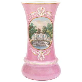 JARRÓN FRANCIA, SIGLO XIX En cristal opalino color rosa y esmalte dorado. Decorado con fuente romana. 45 x 24 cm .