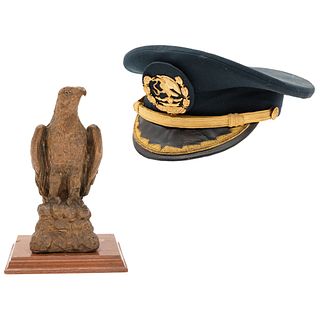 LOTE DE 2 PIEZAS SIGLO XX 1-Águila Fundición en bronce 2- Kepi o gorra militar mexicana. 24 cm. Dimensiones máximas.