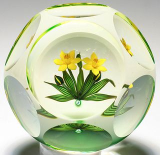 A 1993 JOHNE PARSLEY FACETED PAPERWEIGHT WITH DAFFODILS