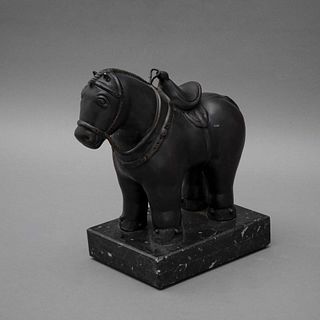 DESPUÉS DE FERNANDO BOTERO (Medellín, 1932-) . Caballo. Elaborado en bronce, con aplicación de hierro. Con base de mármol negro