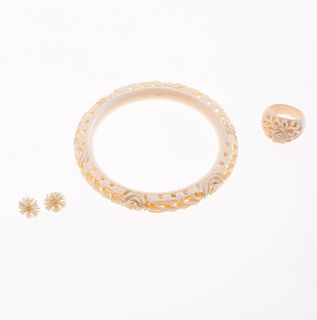 Brazalete anillo y par de broqueles en marfil. Diseño floral. Peso: 29.9 g.