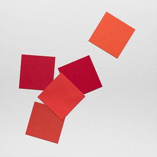 Vera Molnár Cinq carrés rouges. 2018. Collages auf Karton. 35 x 35 cm. Verso signiert und nummerier sowie mit Sammleretikett. Unter Glas gerahmt. - In