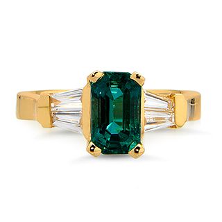 18K GOLD EMERALD RING WITH DIAMOND