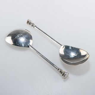 A PAIR OF 17TH CENTURY STYLE SEAL-TOP SPOONS