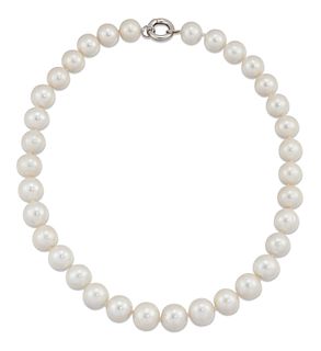 A SOUTH SEA CULTURED PEARL NECKLACE