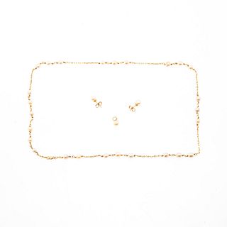 Collar, par de broqueles y pendiente con perlas en oro amarillo de 10k. 29 perlas cultivadas color crema de 5 y 6 mm. Peso: 19.3...