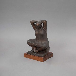 FIGURA FEMENINA. SXX. Elaborada en bronce. Con base de madera. Firma no identificada. Detalles de conservación, lascaduras.