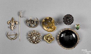 Assorted pins and brooches, to include an 18K yellow gold love knot brooch with enamel decoration