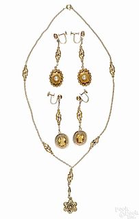 14K yellow gold double heart link necklace, together with two pairs of dangle earrings