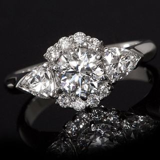 DIAMOND CLUSTER RING, in 18 ct. gold. Set with a central diamond of approx. 1.02 ct. flanked with a pear shaped diamond on each shoulder and round cut