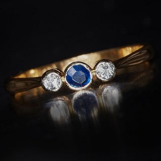 SAPPHIRE AND DIAMOND THREE STONE RING. stamped 18 ct , PLAT. set with a blue sapphire in the centre, flanked by two diamonds on each side. size L. 1.5
