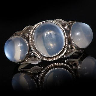 ANTIQUE THREE STONE MOONSTONE RING. set with a large moonstone in the centre, flanked by two smaller ones on each side. size M 1/2. 3.6 grams.