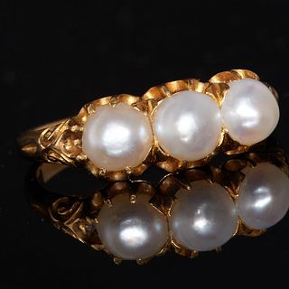 ANTIQUE PEARL RING, Set with 3 pearls. with detailed engraving on the shoulders  Size R. 4.1 grams.