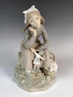 LLADRO PORCELAIN FIGURE GIRL WITH DOLL