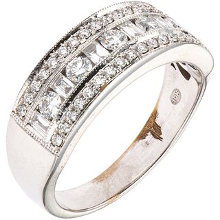 ANILLO CON DIAMANTES EN ORO BLANCO DE 14K. Diamantes corte brillante y baguette ~0.63 ct. Peso: 5.8 g. Talla: 7 ¼