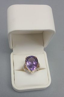 14K Gold Ring w/ Purple Stone