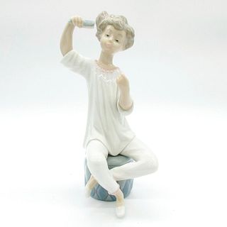 Girl With Brush 1001081 - Lladro Porcelain Figurine