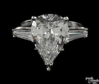 Platinum and diamond ring with a large central pear-shaped diamond, 4.83ct, SI1 clarity, E color
