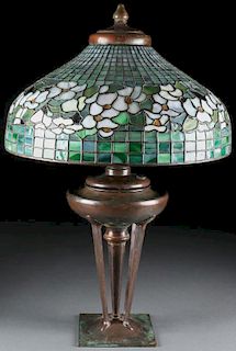 A TIFFANY STYLE LEADED LAMP, 20TH CENTURY